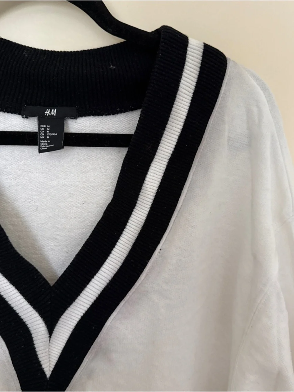 H&M black and White V-Neck sweater - Picture 2 of 7